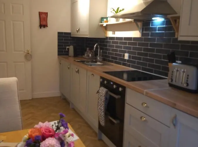 The Eaves, Glastonbury High Street 2 Bed 2 Bathroom Apartment