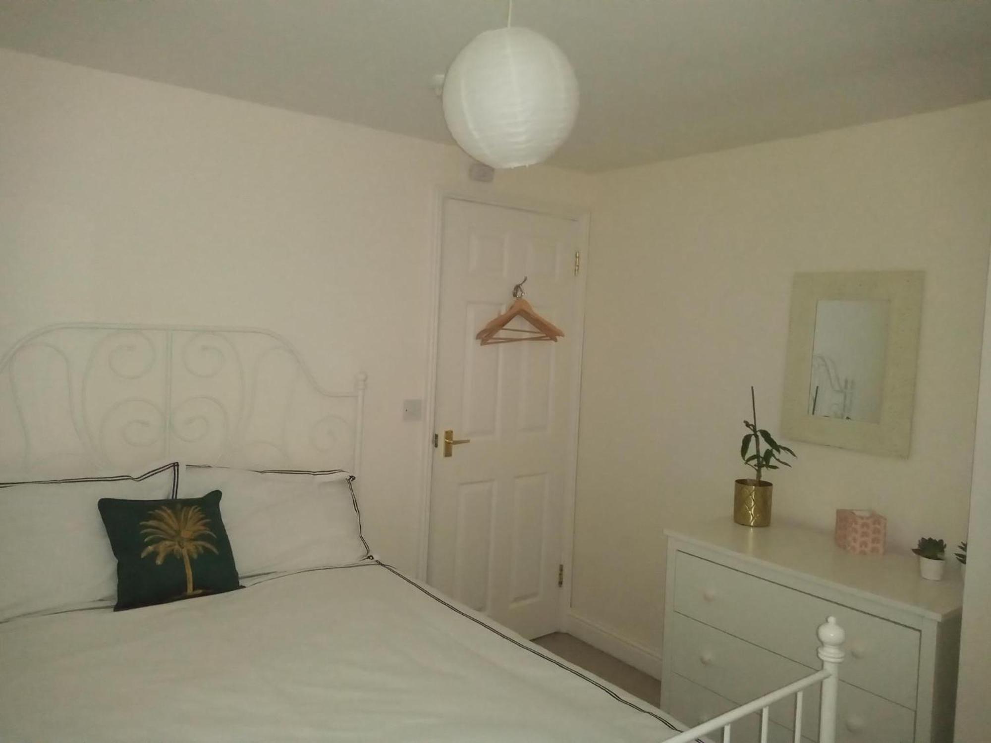 The Eaves, High Street 2 Bed 2 Bathroom * Glastonbury